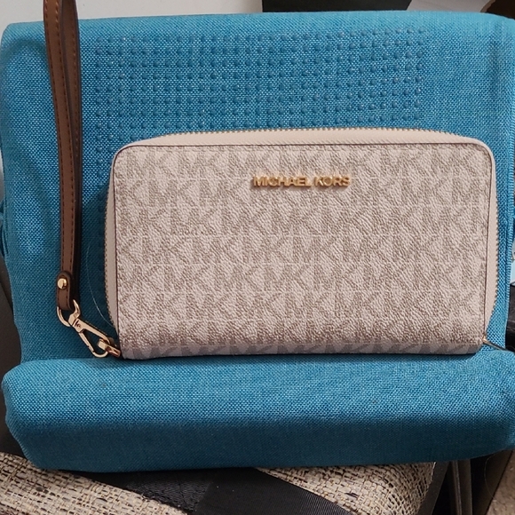 Michael Kors Tan Phone Wristlet Clutch - Picture 1 of 12